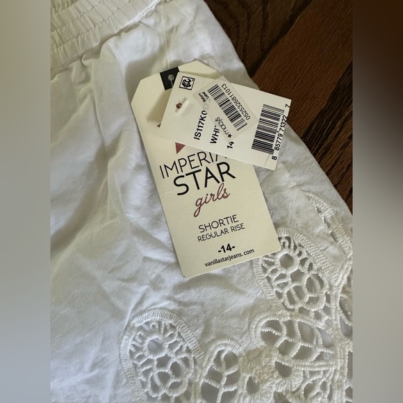 Cute white shorts - Picture 2 of 2